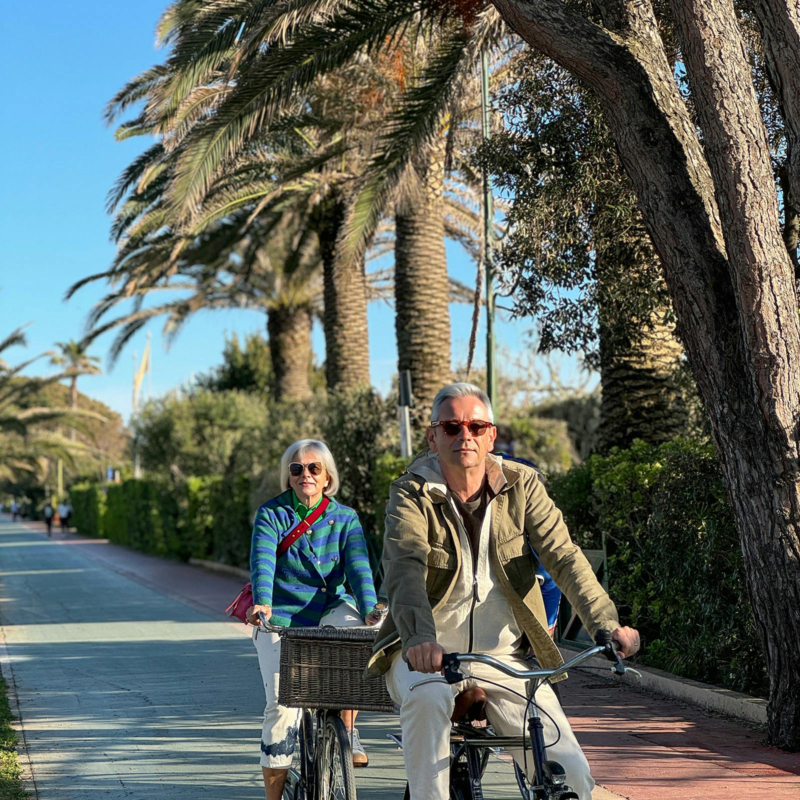 In bici sul lungomare di Forte dei Marmi